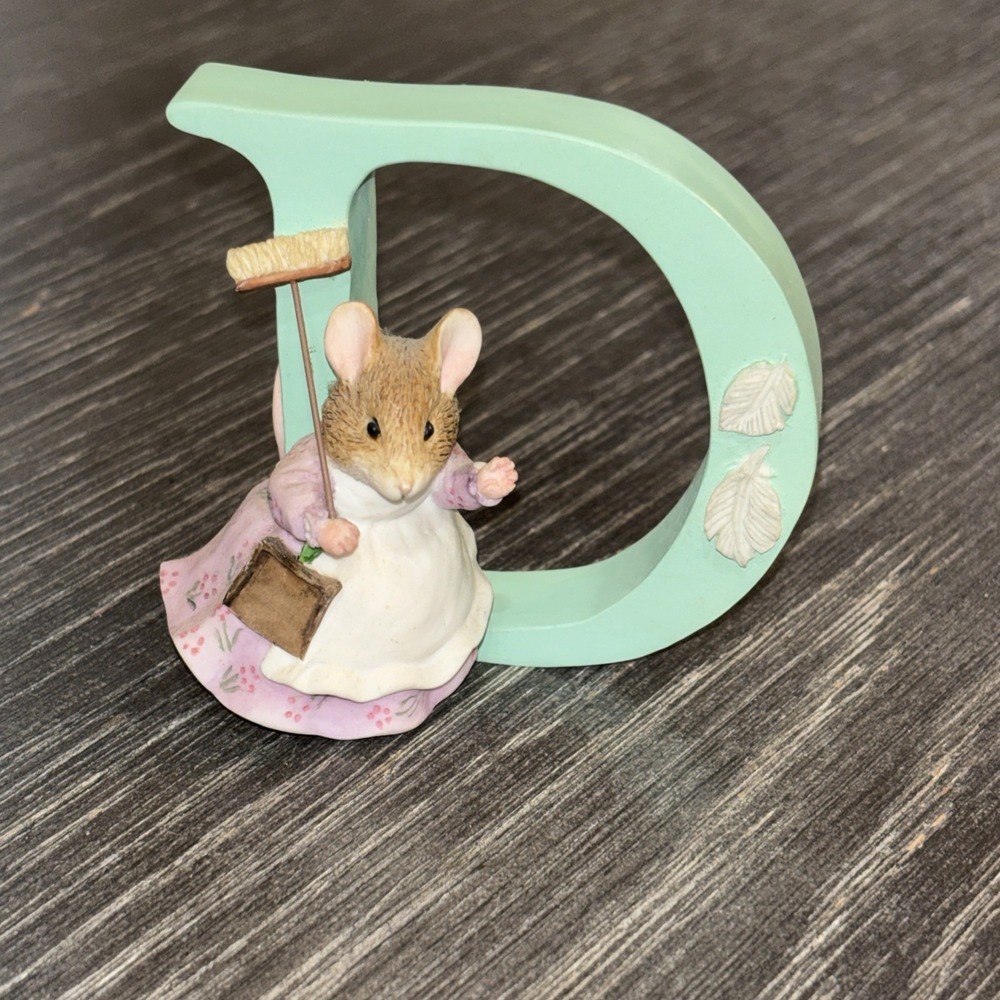 Peter Rabbit Alphabet Figurine Enesco 2005 Letter D Hunca Munca Sweeping A4996